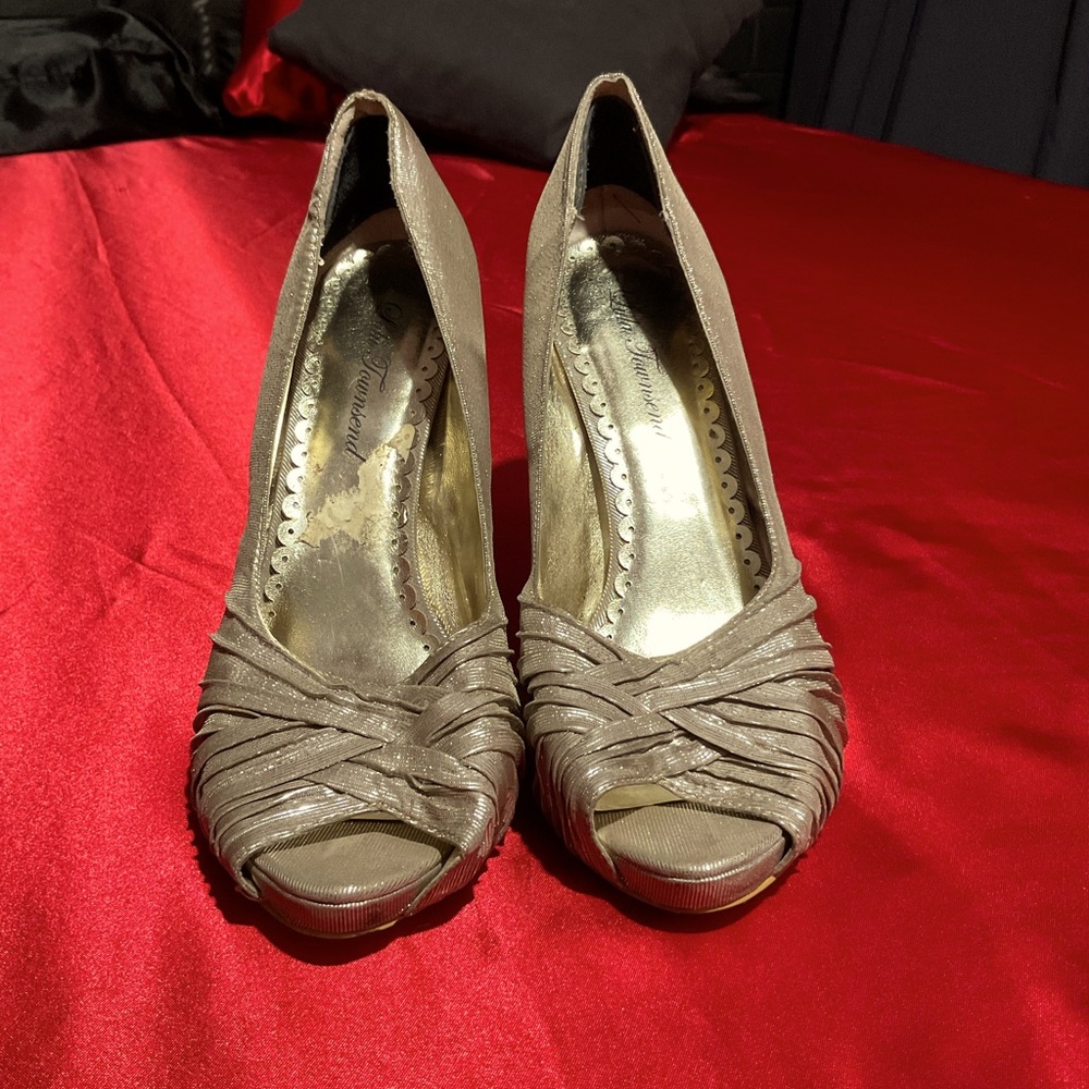 EUC . . . STUNNING LITE GOLD MATERIAL PLATFORM HEEL